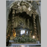 Mosteiro de Arouca, photo Bocachete, Wikipedia, Altar y sepulcro de la beata Mafalda de Portugal.jpg